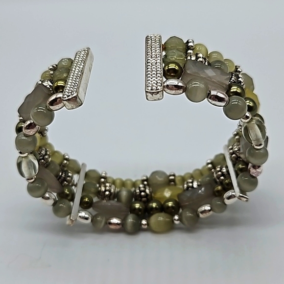 🩵 Glass and mixed material cream beaded cuff bracelet - Picture 11 of 11
